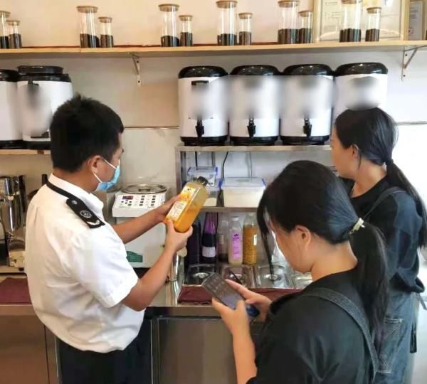 網(wǎng)紅茶飲頻現(xiàn)安全隱患 多家店鋪被查處，或?qū)Ω闻K造成潛在威脅
